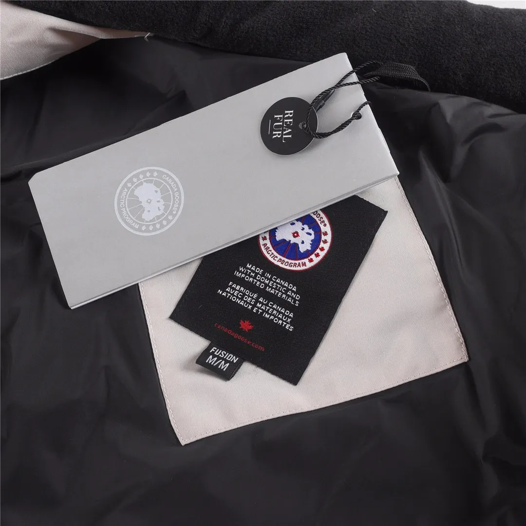 P320 Canada Goose Canada Goose #Freestyle Crew 4154M men’s and women’s vest down ➖ Genuine synchronous anti-counterfeiting chip sensor! ➖ Imported Behringer embroidery machine to customize 10,000-needle embroidery logo! ➖ Imported 21-count polyester-cotton blended original fabric, using Feather-Light 10D waterproof coating fabric, made of 84.5% polyester fiber and 15.5% cotton, 100% the best feel in the entire network! ➖ The genuine official website uses the national standard 80 white duck down, and will never be misled by false claims such as 90 down or goose down! ➖ 100% nylon nylon lining with double double-layer sealing design to prevent velvet from running away. Top-grade polar fleece is used in the collar and pockets to keep warm and comfortable! ➖ Yoshida YKK provides original custom-made electroplated sliders. YKK two-way lockable zippers are tight and smooth and will not peel off paint! ➖ 3M composite original Velcro is durable, and all accessories and hardware are disassembled and customized!  SIZE: XS S M L XL XXL [Attached: Size chart]